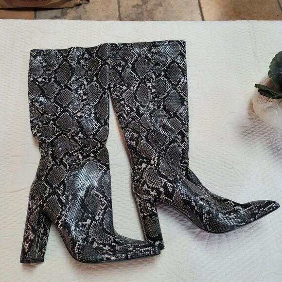 NWB Steve Madden Kinga Embosed Knee High Boot Size 8M - Picture 1 of 4